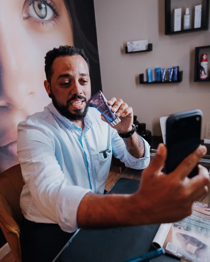 Uma sessão do IQV a decorrer num espaço de barbearia.