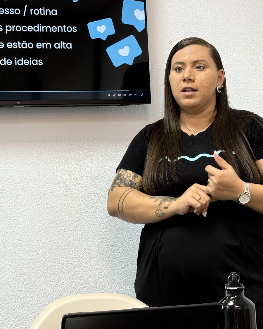 Suelayne Rodrigues, formadora do IQV, a explicar como criar publicações durante uma aula.