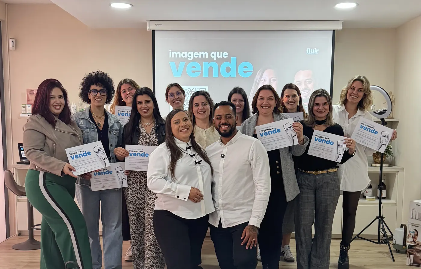 A turma do IQV com os formadores, todos a segurar o certificado da formação Imagem que Vende.
